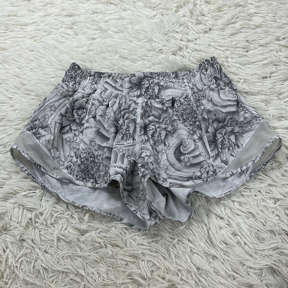 Lululemon Hotty Hot Short II *2.5” Mini Twine White Multi / White - Picture 1 of 5